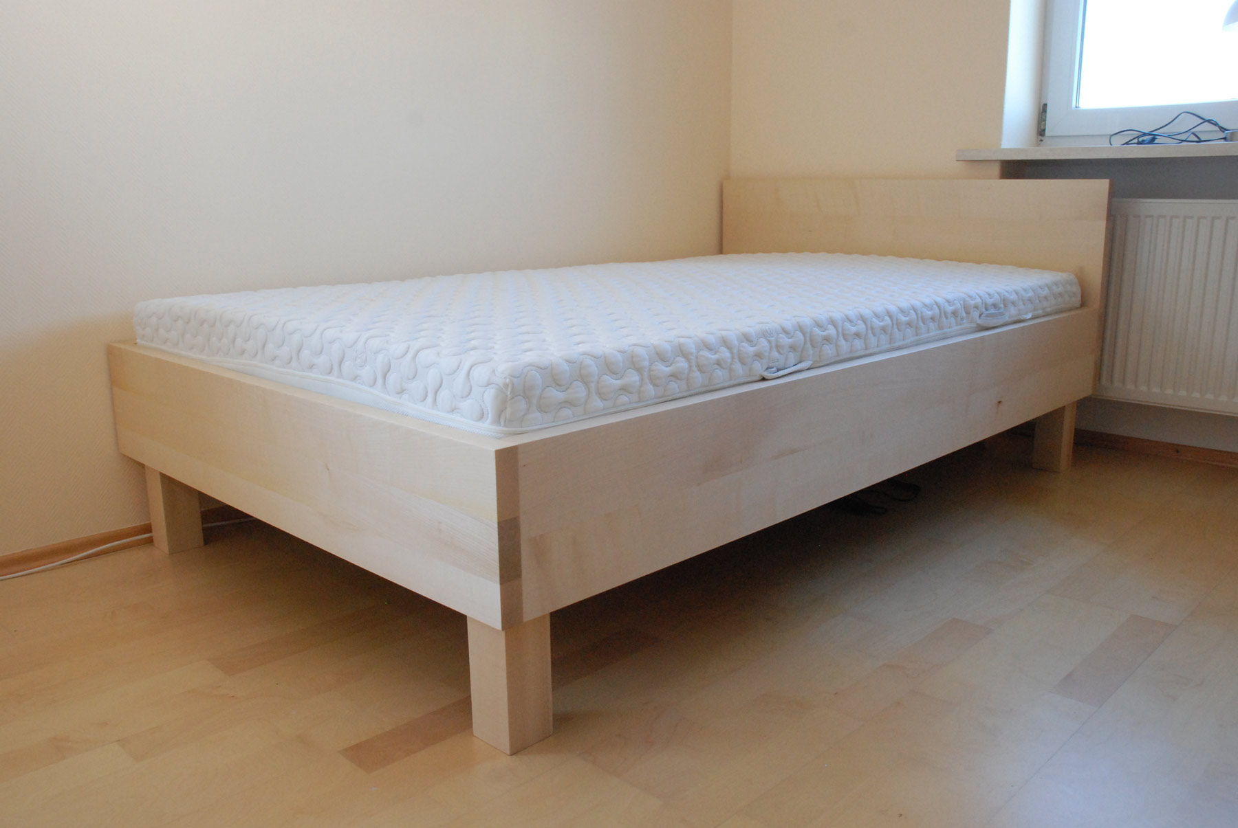 Bett mit Sonderbreite 120cm aus Ahorn